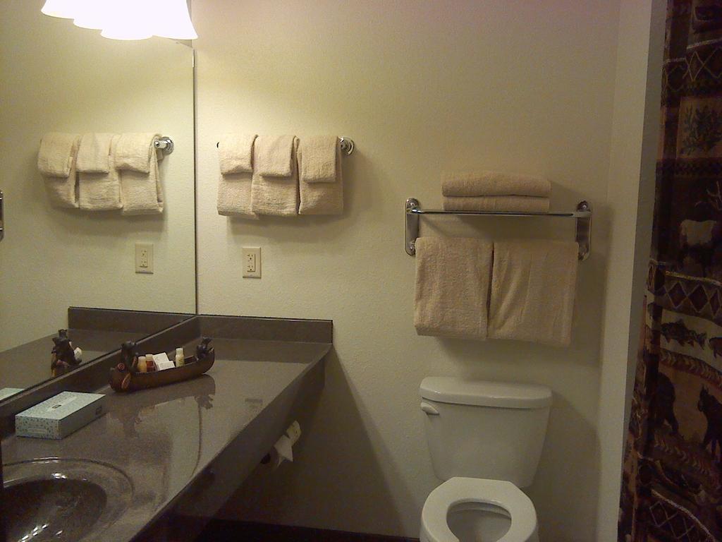 Junction Inn Suites & Conference Center Babbitt الغرفة الصورة